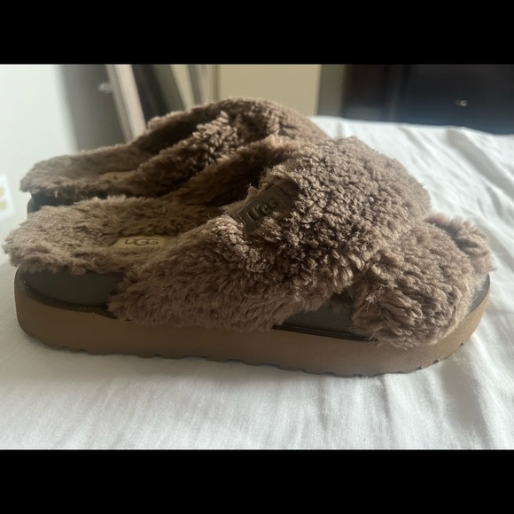 UGG Fuzz Sugar Cross Slide - Picture 11 of 11